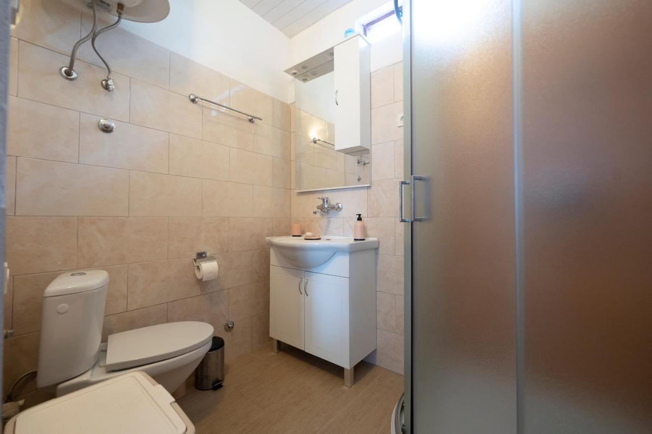 Studio Apartman Ema 2 Gornji Karin Exterior photo