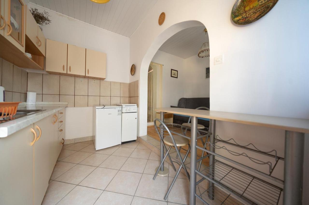 Studio Apartman Ema 2 Gornji Karin Exterior photo