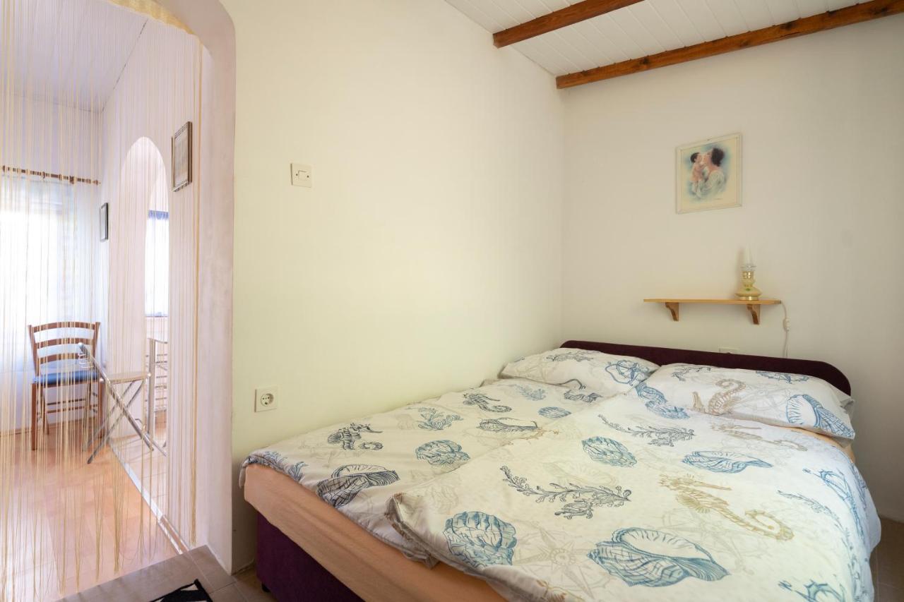 Studio Apartman Ema 2 Gornji Karin Exterior photo